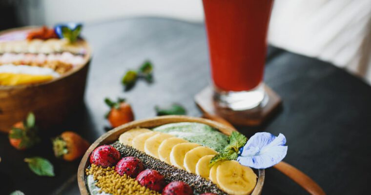 Bananen-Hafer-Porridge mit Beeren